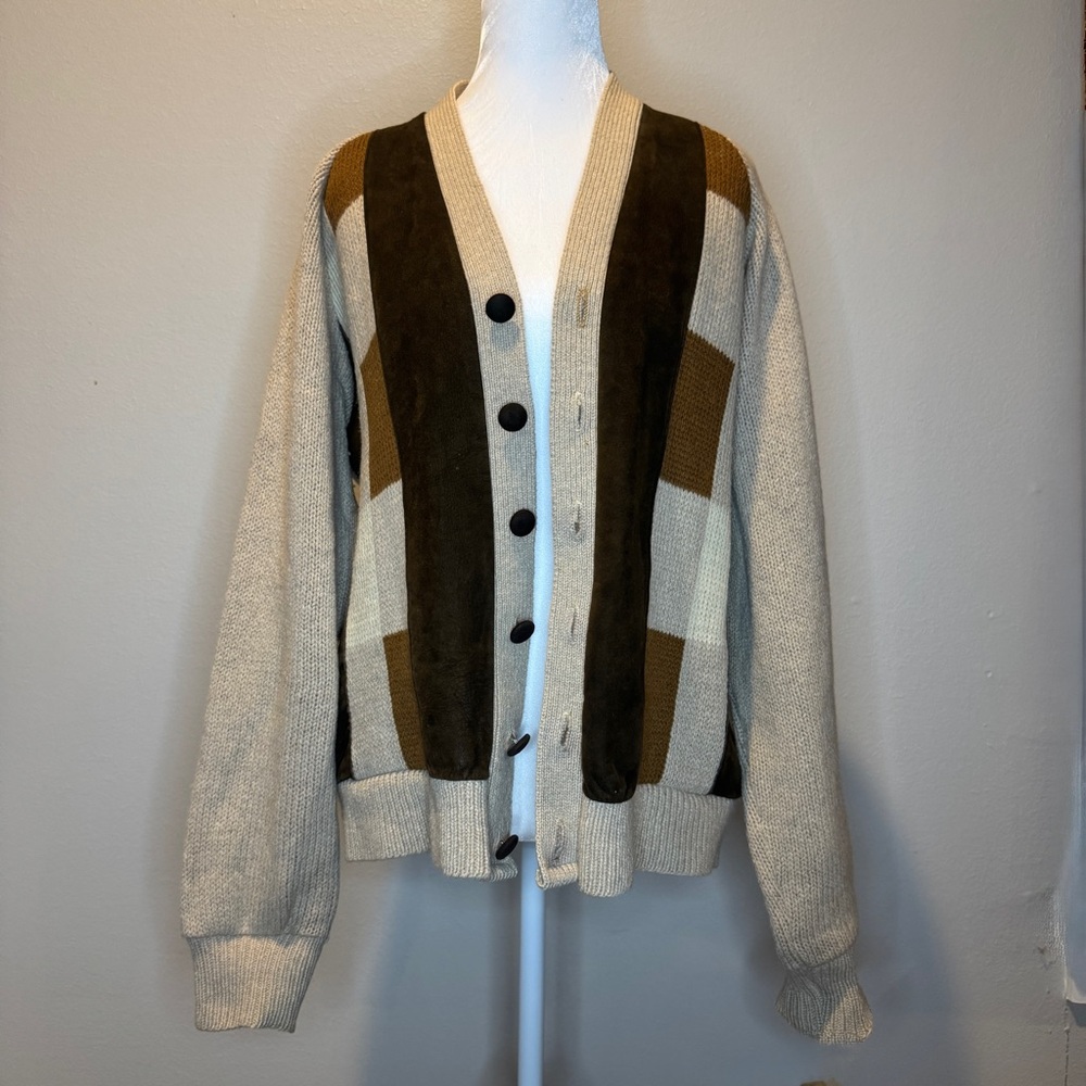 Vintage Men's‎ Cardigan Sweater with Suede accents and covered buttons Size Med